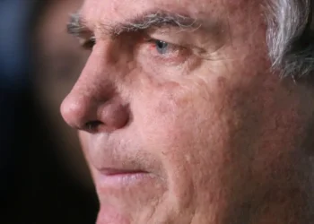 Jair Bolsonaro voltou ao centro cirúrgico nesta terça-feira (30) após novo quadro de soluços. Procedimento reforça bloqueio do nervo frênico; boletim médico é aguardado.