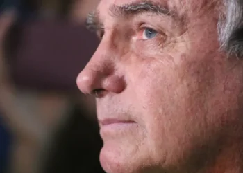 Alexandre de Moraes ordena que Jair Bolsonaro passe por perícia médica em até 15 dias para avaliar necessidade de cirurgia. Defesa pede internação e prisão domiciliar.