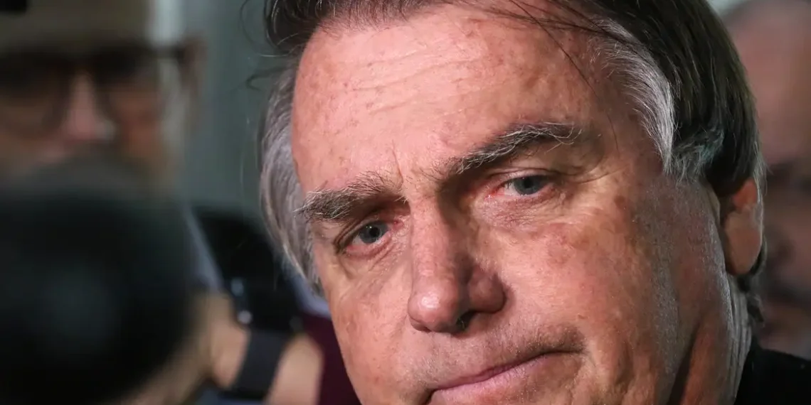 Bolsonaro passa por cirurgia para correção de hérnia inguinal bilateral em hospital de Brasília, após autorização do STF, e segue em observação médica.