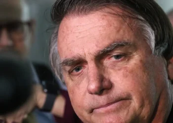 Bolsonaro passa por cirurgia para correção de hérnia inguinal bilateral em hospital de Brasília, após autorização do STF, e segue em observação médica.