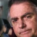Bolsonaro passa por cirurgia para correção de hérnia inguinal bilateral em hospital de Brasília, após autorização do STF, e segue em observação médica.