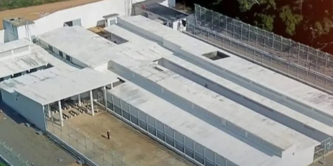 Forças de segurança reforçam policiamento em Maués após fuga de 14 presos de presídio recém-inaugurado. Dois já foram recapturados e buscas continuam.