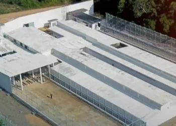 Forças de segurança reforçam policiamento em Maués após fuga de 14 presos de presídio recém-inaugurado. Dois já foram recapturados e buscas continuam.