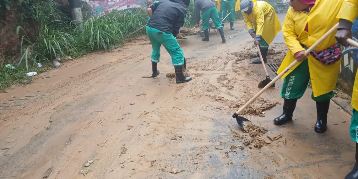 Temporal atinge Petrópolis, que entra em alerta extremo. Chuva intensa provoca alagamentos, fechamento de escolas e comércio e risco elevado de deslizamentos.