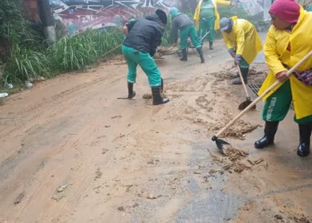 Temporal atinge Petrópolis, que entra em alerta extremo. Chuva intensa provoca alagamentos, fechamento de escolas e comércio e risco elevado de deslizamentos.