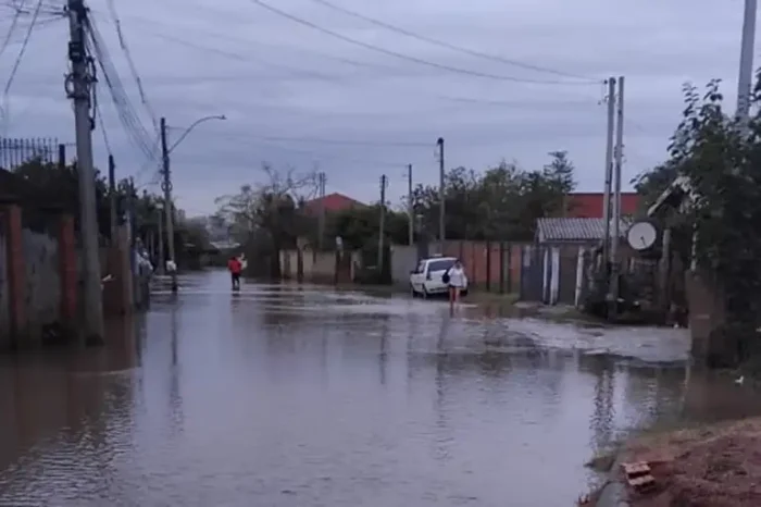 Inmet emite alerta de grande perigo para tempestades no Sul do Brasil, com previsão de chuva intensa, ventos acima de 100 km/h e granizo. Veja regiões afetadas e orientações de segurança.