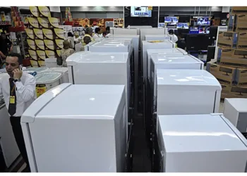 Inmetro divulga dicas simples para reduzir o consumo de energia da geladeira, como instalação correta, organização interna e escolha de modelos eficientes.
