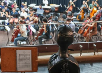 De origem humilde à carreira internacional, músicos como Ravi Shankar Domingues, Lucas Borges e José Milton Vieira mostram como a Escola de Música de Brasília transforma vidas e leva sons brasileiros ao mundo.