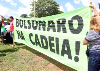 Julgamento dos atos golpistas de 8 de janeiro rompe tradição de impunidade, fortalece a democracia e marca momento histórico na responsabilização de civis e militares no Brasil.