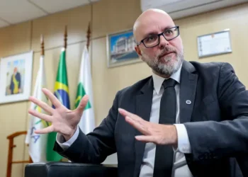 Anvisa anuncia medidas para reduzir filas de análises e acelerar a aprovação de inovações nacionais em saúde, mantendo rigor técnico e segurança sanitária.