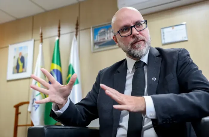 Anvisa anuncia medidas para reduzir filas de análises e acelerar a aprovação de inovações nacionais em saúde, mantendo rigor técnico e segurança sanitária.