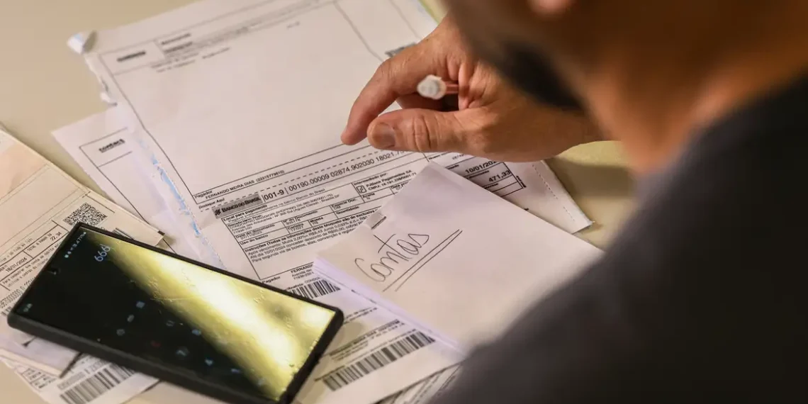 O salário mínimo passa a ser de R$ 1.621 a partir desta quinta-feira (1º). O reajuste de 6,79% leva em conta o INPC e o crescimento do PIB, conforme o arcabouço fiscal. Veja como foi feito o cálculo.