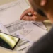O salário mínimo passa a ser de R$ 1.621 a partir desta quinta-feira (1º). O reajuste de 6,79% leva em conta o INPC e o crescimento do PIB, conforme o arcabouço fiscal. Veja como foi feito o cálculo.
