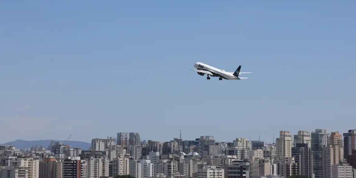 Preço médio das passagens aéreas no Brasil caiu 20% em novembro de 2025, segundo MPor e Anac. Combustível mais barato e concorrência explicam a redução.
