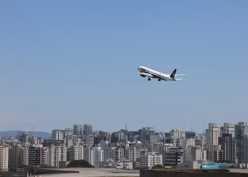 Preço médio das passagens aéreas no Brasil caiu 20% em novembro de 2025, segundo MPor e Anac. Combustível mais barato e concorrência explicam a redução.