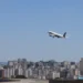 Preço médio das passagens aéreas no Brasil caiu 20% em novembro de 2025, segundo MPor e Anac. Combustível mais barato e concorrência explicam a redução.