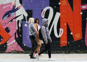 Frente fria chega a São Paulo, derruba temperaturas e traz ventos fortes e tempestades até domingo, segundo a Defesa Civil.