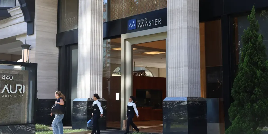 Diretor de Fiscalização do Banco Central afirmou à Polícia Federal que o Banco Master tinha só R$ 4 milhões em caixa antes da liquidação. Fraudes podem chegar a R$ 17 bilhões.