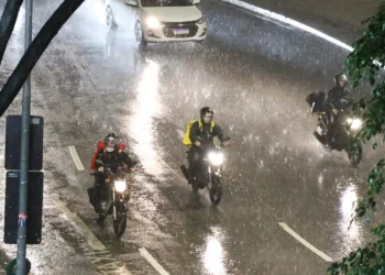 Chuvas causam mais uma morte em São Paulo e total de vítimas chega a 11. Bombeiros buscam mulher desaparecida e rodovia tem interdição parcial.
