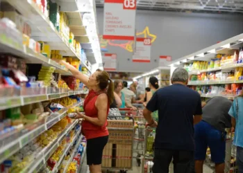 Preço da cesta básica aumentou em 17 capitais em dezembro de 2025, segundo o Dieese. Carne bovina e batata foram os principais responsáveis pela alta.