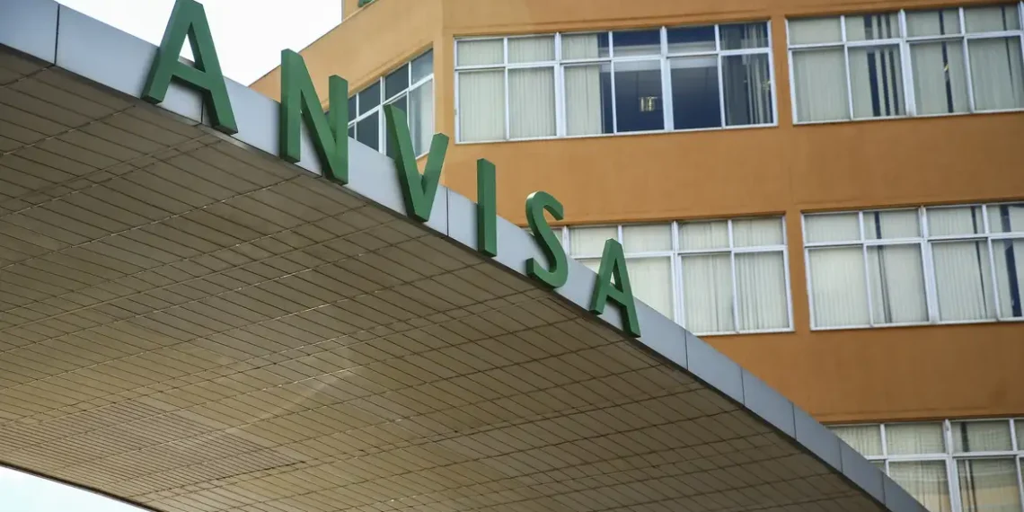 Anvisa determina recolhimento de lote de chá de camomila por presença de insetos e matérias estranhas e proíbe pomada pós-tatuagem sem registro no país.