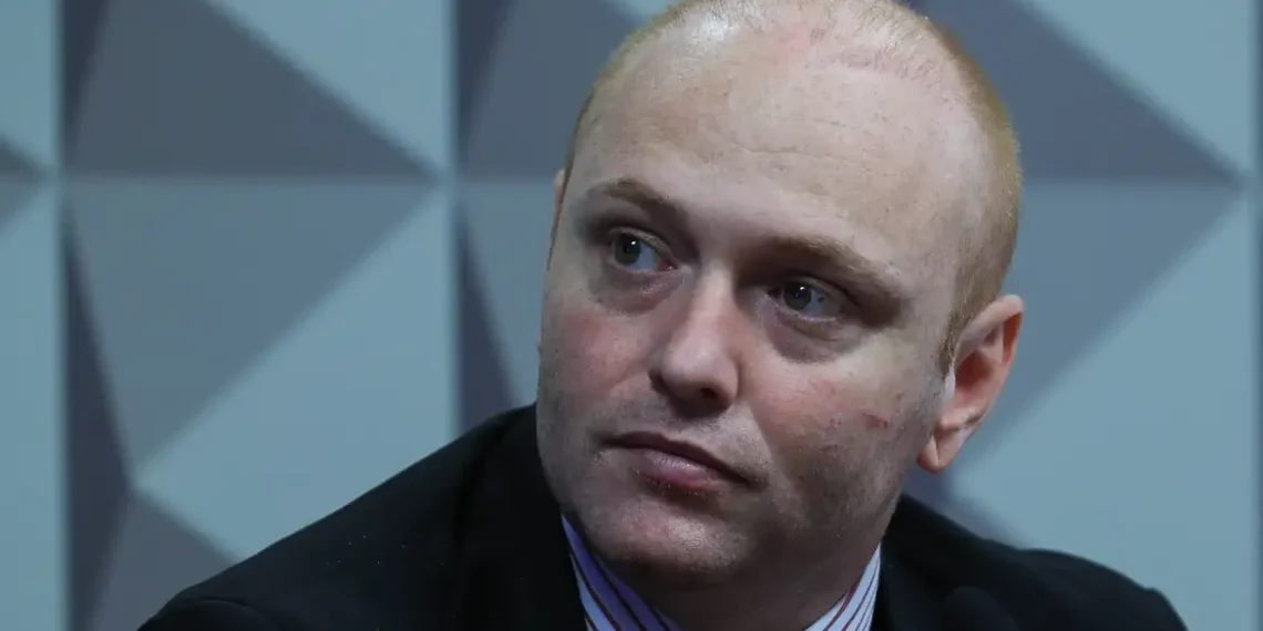 STF autoriza Walter Delgatti a cumprir pena em regime semiaberto após decisão de Alexandre de Moraes; hacker foi condenado por invadir o sistema do CNJ.