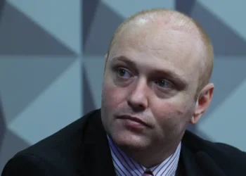 STF autoriza Walter Delgatti a cumprir pena em regime semiaberto após decisão de Alexandre de Moraes; hacker foi condenado por invadir o sistema do CNJ.
