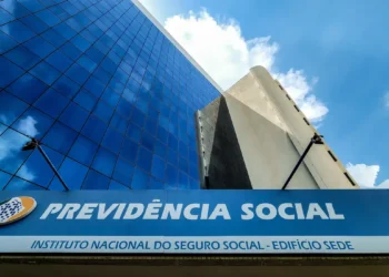 Lei sancionada por Lula proíbe descontos de mensalidades associativas em benefícios do INSS, determina ressarcimento a aposentados e pensionistas e endurece punições contra fraudes.