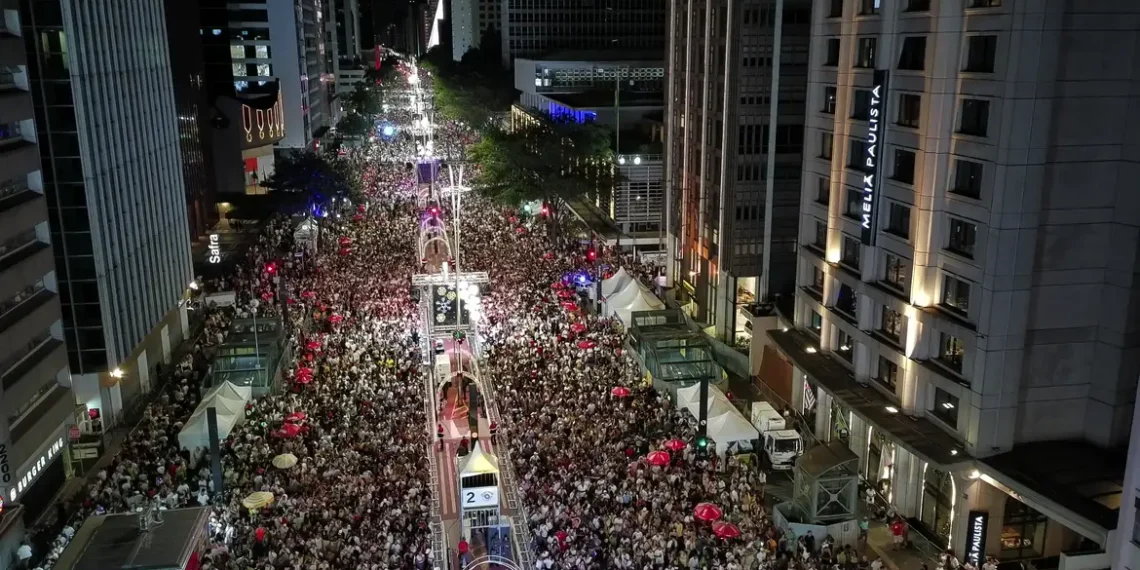 O Réveillon da Avenida Paulista teve 14 horas de música, fogos silenciosos e esquema especial de segurança. Evento reuniu grandes nomes da música e ocorreu sem incidentes graves.