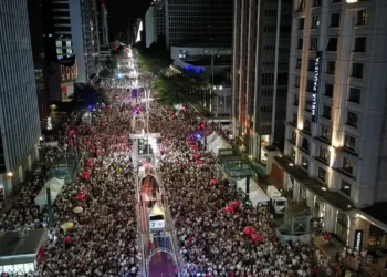 O Réveillon da Avenida Paulista teve 14 horas de música, fogos silenciosos e esquema especial de segurança. Evento reuniu grandes nomes da música e ocorreu sem incidentes graves.