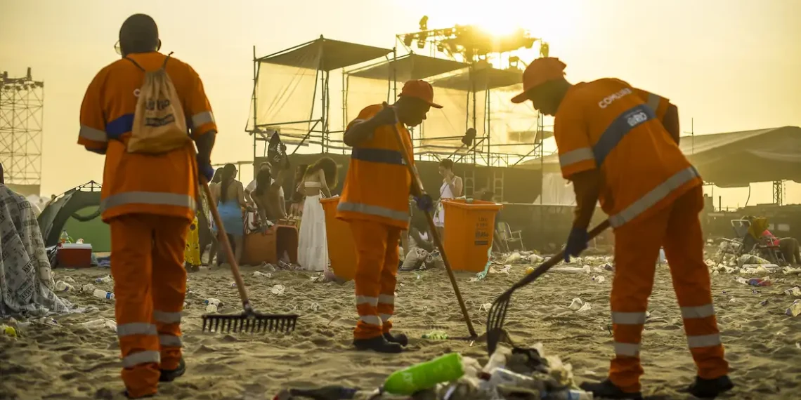Limpeza do Réveillon no Rio recolheu 1.250 toneladas de lixo, sendo 650 em Copacabana. Comlurb mobilizou mais de 5 mil garis e entregou praias limpas ainda pela manhã.