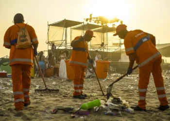 Limpeza do Réveillon no Rio recolheu 1.250 toneladas de lixo, sendo 650 em Copacabana. Comlurb mobilizou mais de 5 mil garis e entregou praias limpas ainda pela manhã.