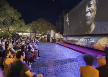 A 29ª Mostra de Cinema de Tiradentes começa nesta sexta-feira (23) com homenagem à atriz Karine Teles, performance inspirada na Folia de Reis e pré-estreia mundial de novo filme de Júlio Bressane.