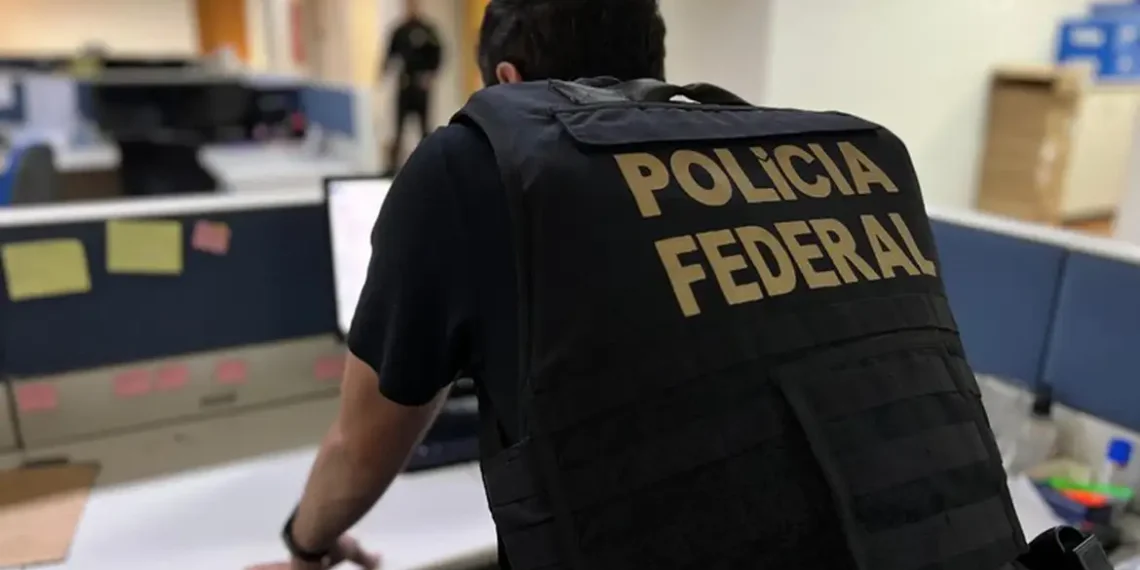 A Polícia Federal realiza a Operação Barco de Papel para investigar suspeitas de aplicações irregulares da Rioprevidência no Banco Master, que somam R$ 970 milhões.
