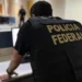 A Polícia Federal realiza a Operação Barco de Papel para investigar suspeitas de aplicações irregulares da Rioprevidência no Banco Master, que somam R$ 970 milhões.