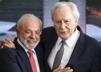 Ricardo Lewandowski entrega carta de demissão do Ministério da Justiça ao presidente Lula. Ex-ministro do STF deixa o cargo após quase dois anos e faz balanço da gestão.