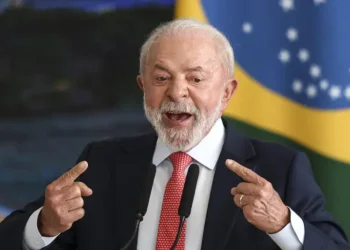 Lei sancionada por Lula autoriza pagamento retroativo de anuênios, triênios e outros direitos de servidores suspensos na pandemia.