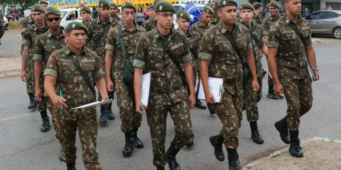 O Alistamento Militar 2026 começa em 1º de janeiro e vai até 30 de junho. O processo é obrigatório para homens e voluntário para mulheres. Saiba como se alistar, quem pode pedir isenção e quais são as próximas etapas.