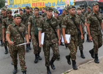 O Alistamento Militar 2026 começa em 1º de janeiro e vai até 30 de junho. O processo é obrigatório para homens e voluntário para mulheres. Saiba como se alistar, quem pode pedir isenção e quais são as próximas etapas.