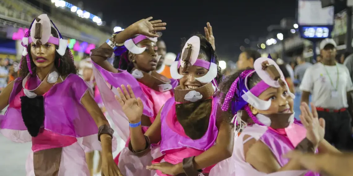 Escolas de samba mirins terão mais dias para desfilar no Rio Carnaval 2026, com apresentações nos ensaios técnicos da Marquês de Sapucaí.