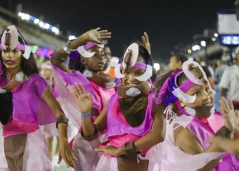 Escolas de samba mirins terão mais dias para desfilar no Rio Carnaval 2026, com apresentações nos ensaios técnicos da Marquês de Sapucaí.