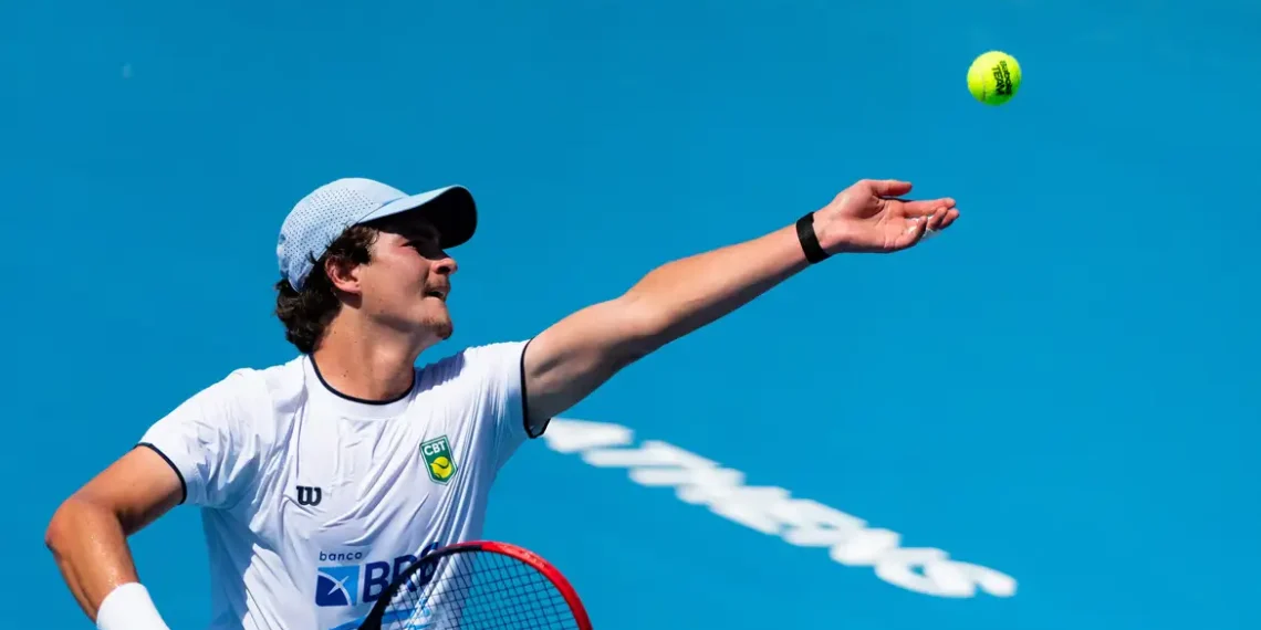 João Fonseca desiste do ATP 250 de Adelaide por dores lombares. Brasileiro tenta se recuperar para disputar o Aberto da Austrália, primeiro Grand Slam do ano.