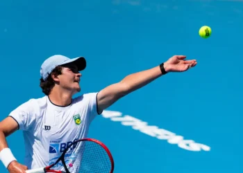 João Fonseca desiste do ATP 250 de Adelaide por dores lombares. Brasileiro tenta se recuperar para disputar o Aberto da Austrália, primeiro Grand Slam do ano.