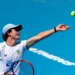 João Fonseca desiste do ATP 250 de Adelaide por dores lombares. Brasileiro tenta se recuperar para disputar o Aberto da Austrália, primeiro Grand Slam do ano.