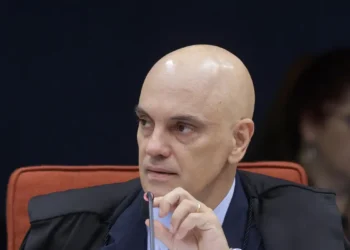 STF arquiva inquérito contra delegados da PRF suspeitos de blitze nas eleições de 2022 por falta de provas, segundo decisão de Alexandre de Moraes.