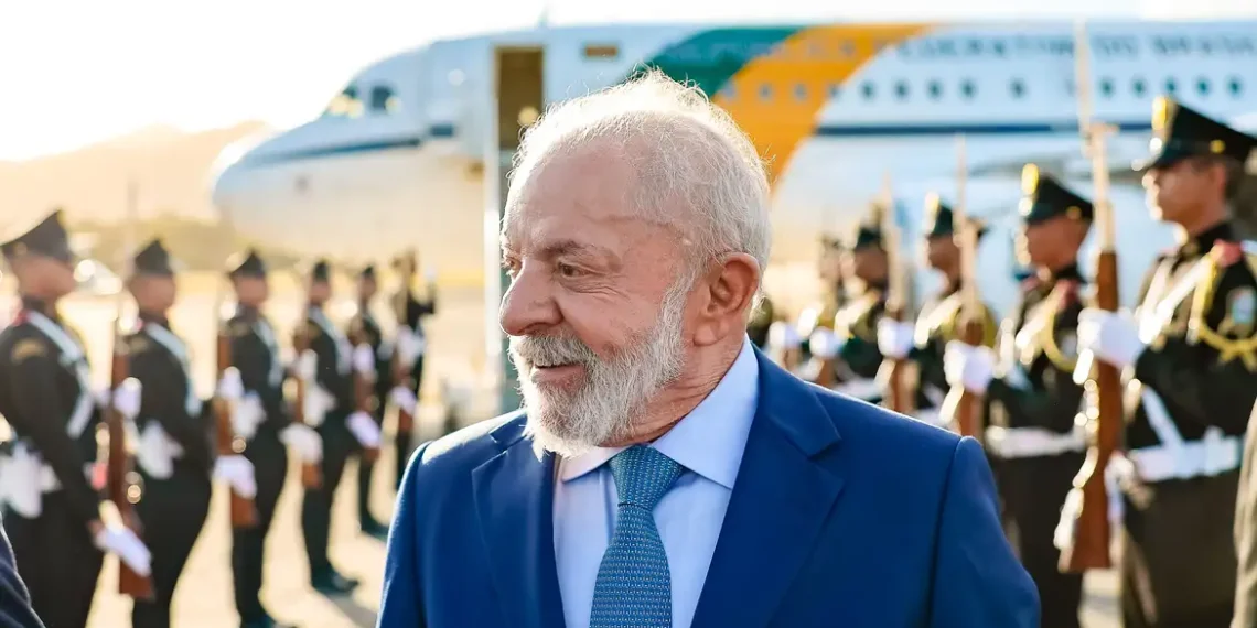 O presidente Lula fará uma cirurgia de catarata no olho esquerdo nesta sexta-feira (30), após exames pré-operatórios realizados em Brasília, segundo informou o Palácio do Planalto.