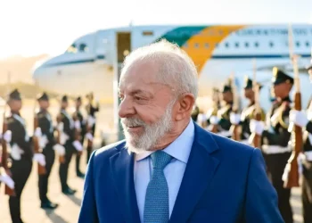 O presidente Lula fará uma cirurgia de catarata no olho esquerdo nesta sexta-feira (30), após exames pré-operatórios realizados em Brasília, segundo informou o Palácio do Planalto.