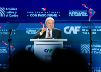 Em fórum no Panamá, Lula defende integração da América Latina e Caribe e afirma que união regional é fundamental para enfrentar desafios econômicos e sociais.