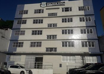 Ex-policial militar é preso por extorsão em Vila Velha. Polícia apreende arma, munições e placas veiculares durante operação da PCES.