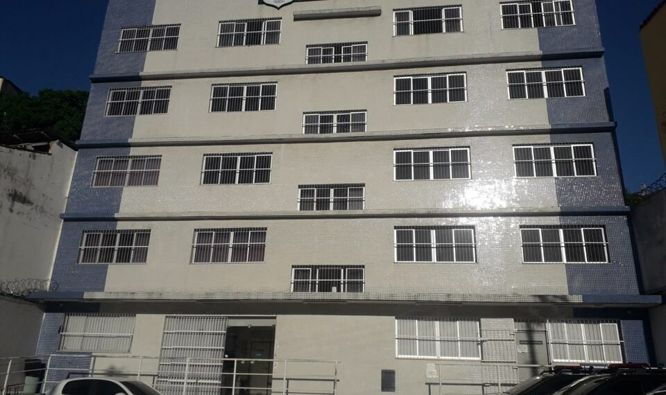 Ex-policial militar é preso por extorsão em Vila Velha. Polícia apreende arma, munições e placas veiculares durante operação da PCES.